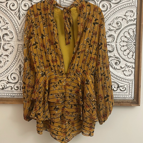 Worn once! Excellent condition! //Vici Floral Romper\\ - Picture 3 of 4